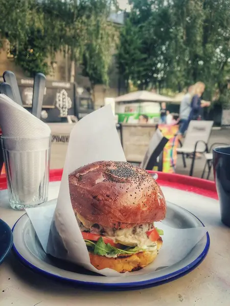 Masada büyük hamburger var.
