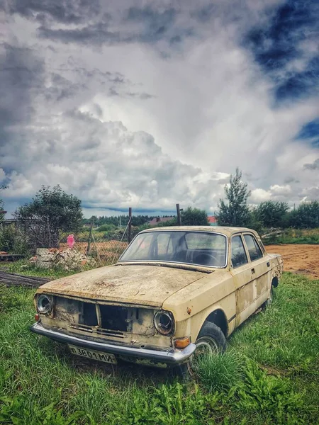 Terk edilmiş eski araba