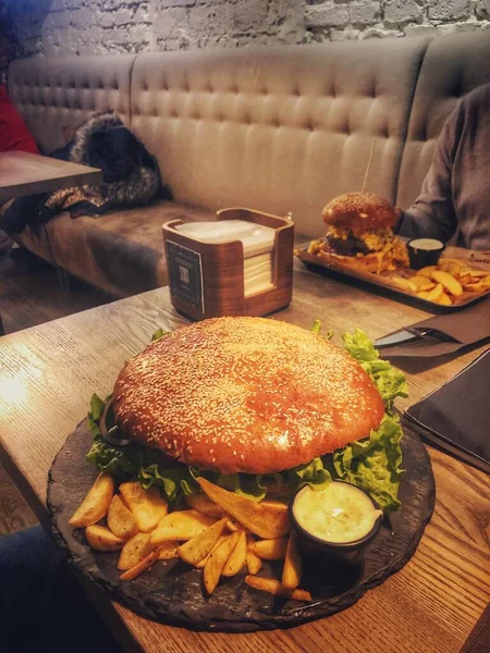 Masada büyük hamburger var.