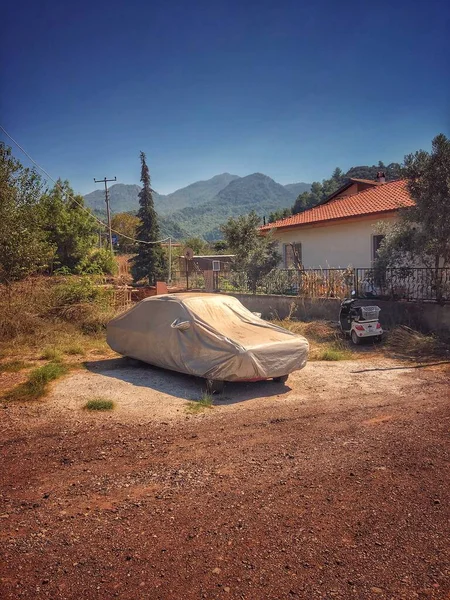 Terk edilmiş eski araba