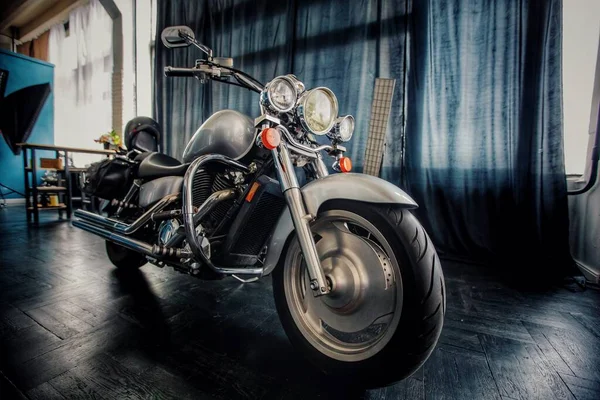 Büyük gümüş motosiklet kruvazörü.