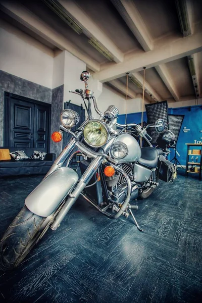 Büyük gümüş motosiklet kruvazörü.