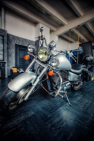 Büyük gümüş motosiklet kruvazörü.