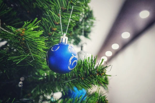 Noel oyuncakları evde.