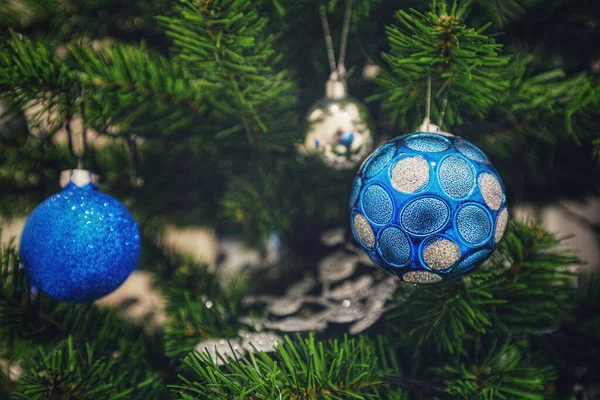 Noel oyuncakları evde.
