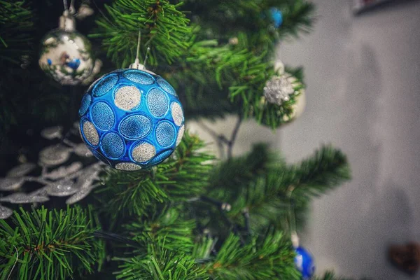 Noel oyuncakları evde.