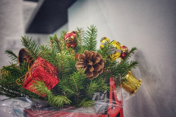 Noel oyuncakları evde.