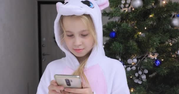 Baby meisje met kerst telefoon — Stockvideo