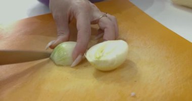 Mutfakta yemek yapmak.