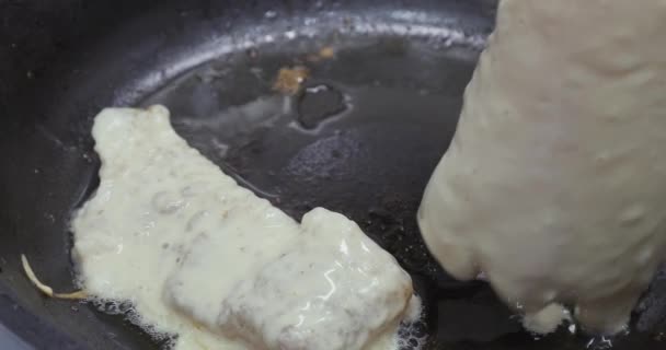 Pesce fritto in padella — Video Stock