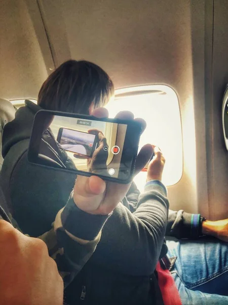 Фотографирование в самолете — стоковое фото