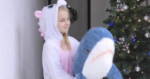Dziewczynka i niebieski rekin zabawki — Wideo stockowe