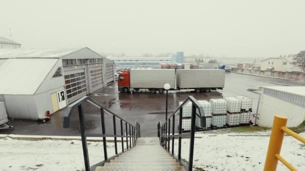 Vrachtwagen rijdt door logistiek centrum — Stockvideo