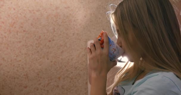 Mała dziewczynka pije mleko. — Wideo stockowe