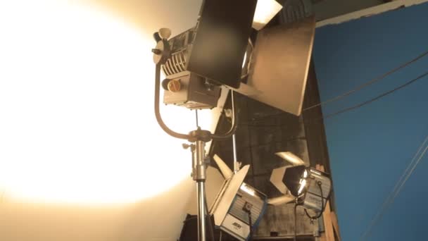 Video stüdyosunun işi. Profesyonel ekipman, kameralar, ışık — Stok video