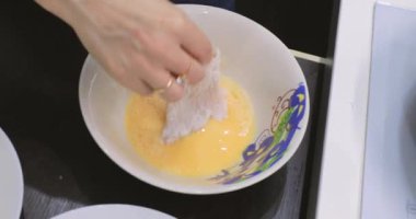 Kızartma tavası için et pişiriyorum.