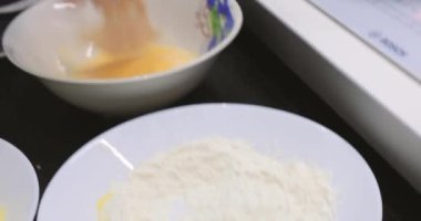 Kızartma tavası için et pişiriyorum.