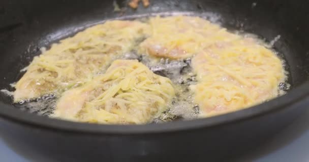 프라이팬에 고기를 요리하는 모습 — 비디오