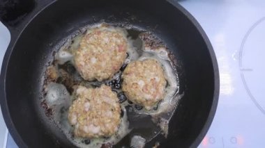 Pirzola kızartma tavasında kızarır.