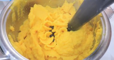 Patates püresi pişiriyorum.