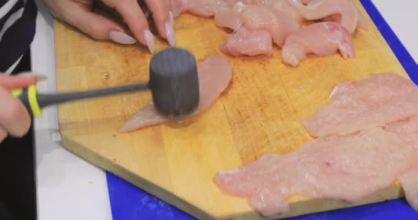 Cucinare la carne per una padella — Video Stock