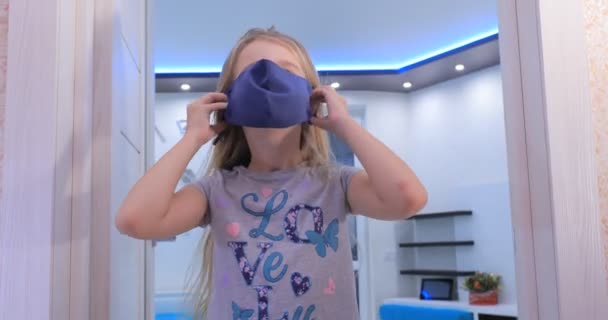 Menina coloca uma máscara — Vídeo de Stock