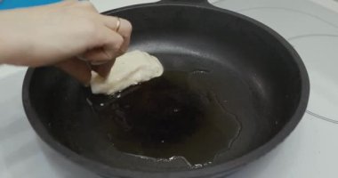 Kızarmış balık kızartma tavasında