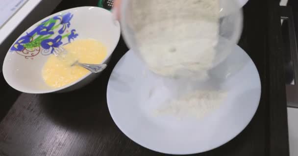Mehl in einen Teller gegossen — Stockvideo