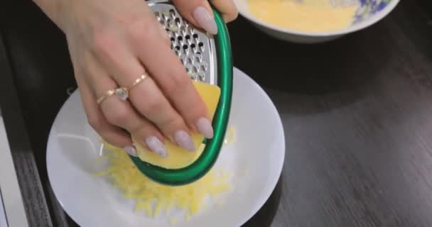 Приготування сирної тертки — стокове відео