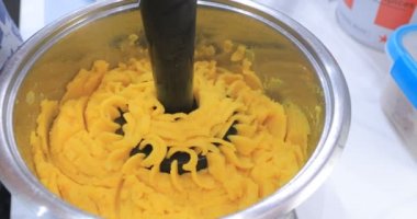 Patates püresi pişiriyorum.