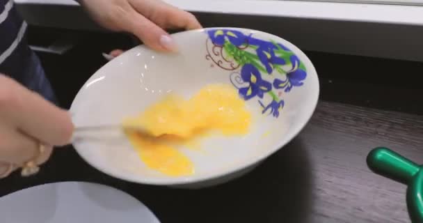 Вскрытие приготовления яиц — стоковое видео