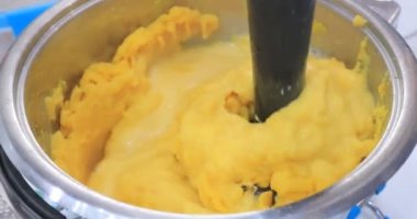 Patates püresi pişiriyorum.