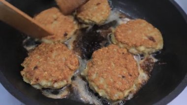 Pirzola kızartma tavasında kızarır.