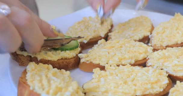 Making sandwiches out of white bread — Stock Video