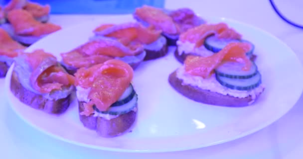 Sandwiches aus rotem Fisch zubereiten — Stockvideo