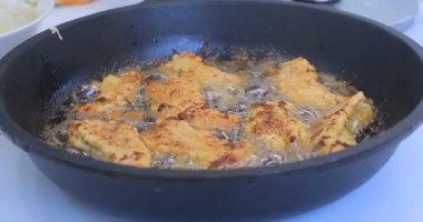 Kızartma tavasında karides pişirmek