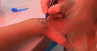 Kız kendini çiziyor.