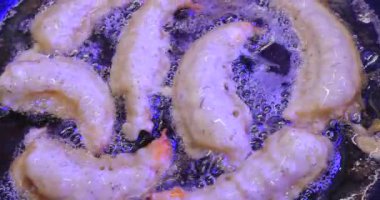 Kızartma tavasında karides pişirmek