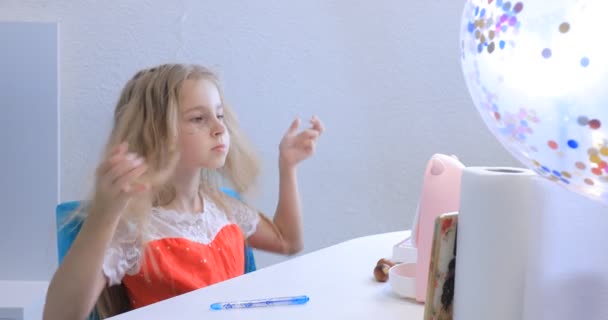 Menina desenha em si mesma — Vídeo de Stock