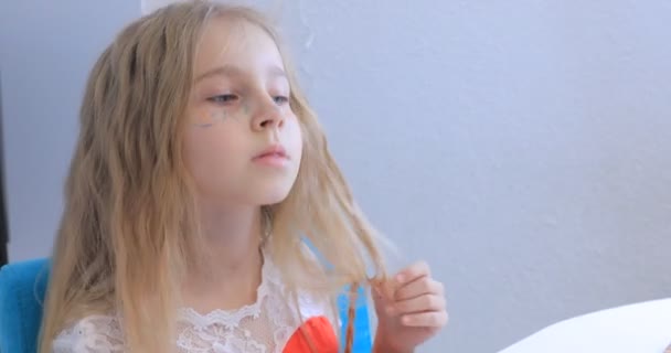 Κορίτσι αντλεί από τον εαυτό της — Αρχείο Βίντεο