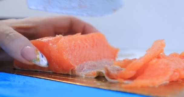Pescado rojo cortado con un cuchillo — Vídeos de Stock