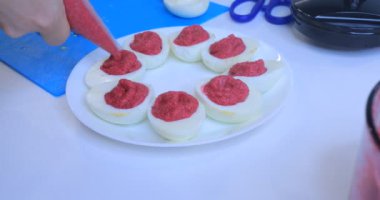 Haşlanmış yumurtadan yemek yapmak.