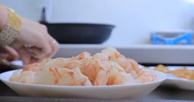 Kızartma tavasında karides pişirmek