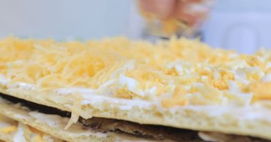 Peynirli balık keki pişiriyorum.