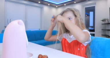 Kız kendini çiziyor.