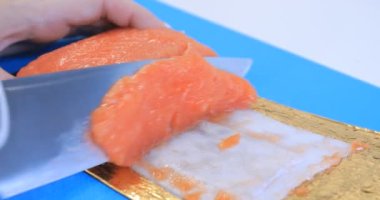 Bıçakla kesilmiş kırmızı balık.