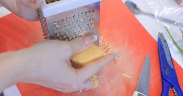 奶酪在厨房里擦拭 — 图库视频影像