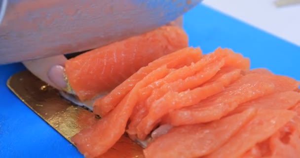 Pescado rojo cortado con un cuchillo — Vídeos de Stock