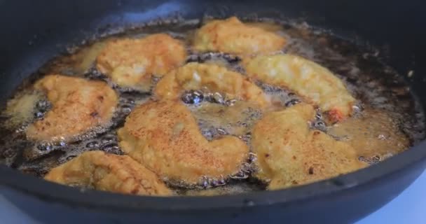 프라이팬에서 새우를 요리하는 모습 — 비디오