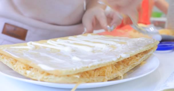 Matlagning en mellanmål fisk kaka med ost — Stockvideo